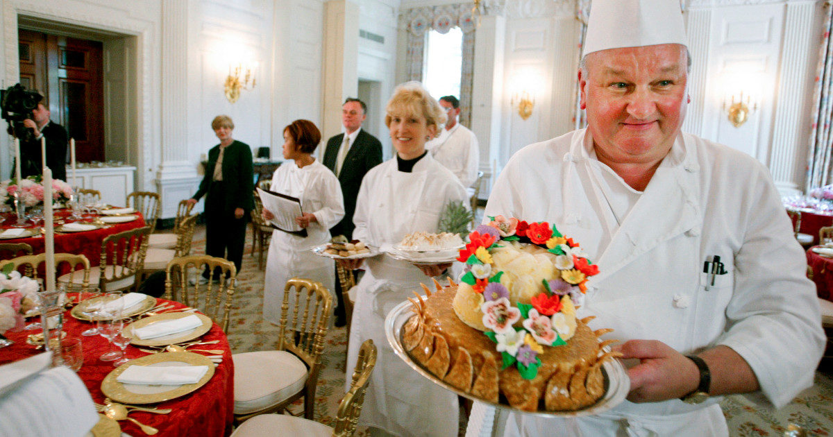 Roland Mesnier è morto, addio al pasticciere della Casa Bianca che disse: “Il mio compito è mettere un sorriso sul volto della First Family”