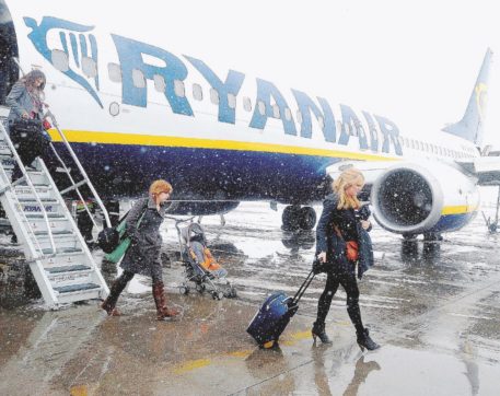 Copertina di Cieli svuotati, Alitalia snaturata e Ryanair in fuga