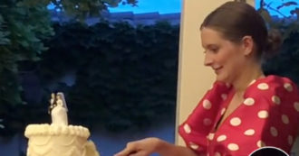 Copertina di Donna affamata taglia la torta nuziale prima degli sposi: il video è virale