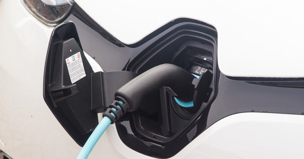 La batteria dell’auto elettrica smette di funzionare: comprare un’auto nuova costa meno che sostituirla