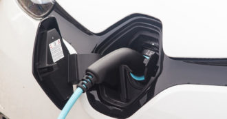 Copertina di La batteria dell’auto elettrica smette di funzionare: comprare un’auto nuova costa meno che sostituirla