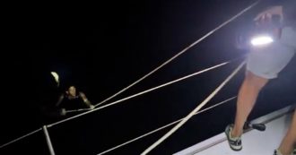 Copertina di Grecia, in vacanza sul catamarano avvistano e salvano un migrante dalla Siria: il soccorso in piena notte