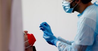 Copertina di Diminuiscono i casi di Covid (-15%) e i decessi (-10%). Il bollettino settimanale dell’Oms