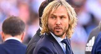 Copertina di “Pavel Nedved licenziato dalla Juventus”: la scritta derisoria apparsa (e poi rimossa) su Wikipedia