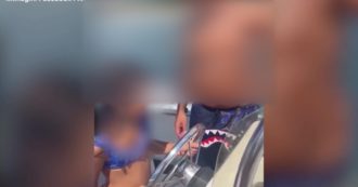 Copertina di Bambini alla guida di motoscafi, spuntano nuovi video. Borrelli: “Genitori mettono in pericolo la vita dei figli, sono irresponsabili”