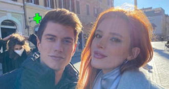 Copertina di Bella Thorne dimentica Benjamin Mascolo (ex Benji & Fede): ecco la foto del bacio con il produttore Mark Emms