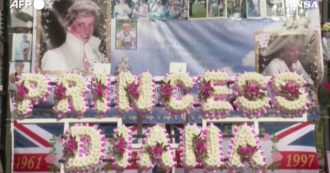 Copertina di Lady Diana, fiori davanti al cancello di Kensington Palace a 25 anni dalla morte della principessa – Video