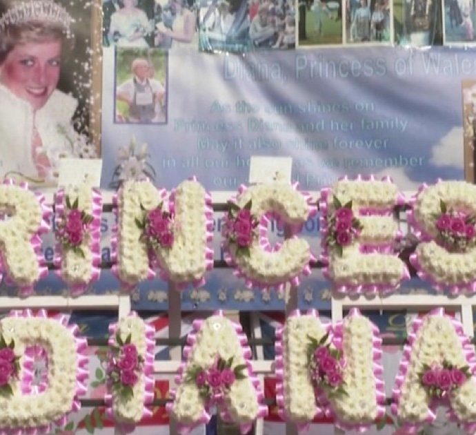 Lady Diana, fiori davanti al cancello di Kensington Palace a 25 anni dalla morte della principessa – Video