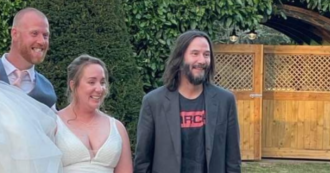 Copertina di Lo invitano al loro matrimonio, Keanu Reeves non li conosce ma ci va lo stesso