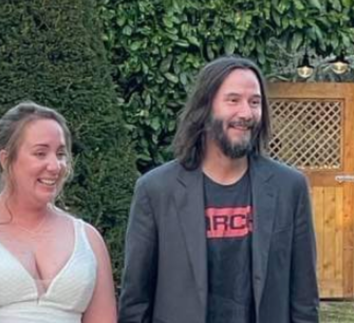 Lo invitano al loro matrimonio, Keanu Reeves non li conosce ma ci va lo stesso