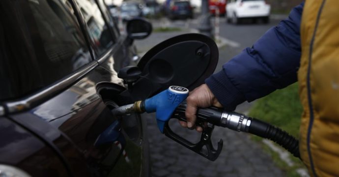 Prezzo del carburante, prorogato il taglio delle accise fino al 5 ottobre. Resta la riduzione di 30 centesimi al litro