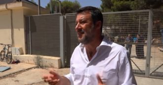 Migranti, Salvini arriva a sorpresa a Lampedusa: “Questa non è accoglienza, è un deposito. Indegno per un Paese civile”