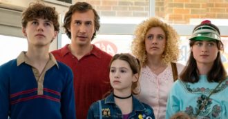 Copertina di Venezia 79, il Concorso inizia moscio con White Noise di Baumbach tratto da De Lillo e con Adam Driver