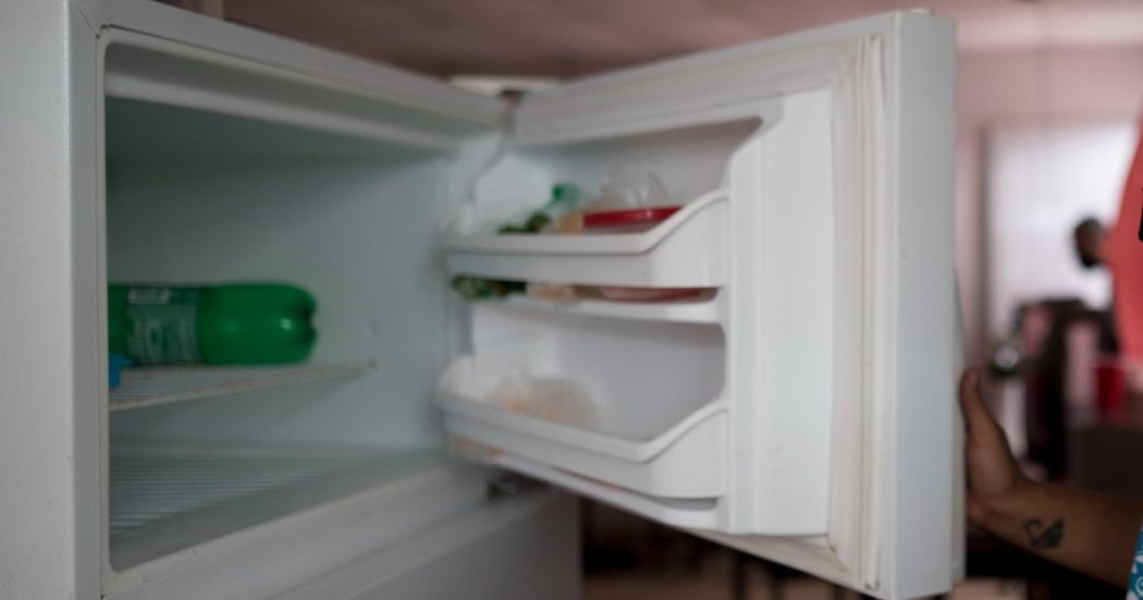 Suriname, pescatore si salva da un naufragio usando un freezer come zattera di salvataggio