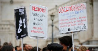 Copertina di Aborto, Fratelli d’Italia rilancia l’obbligo di sepoltura dei feti: “Anche senza consenso dei genitori”. Pd: “Orrore, proposta oscurantista”