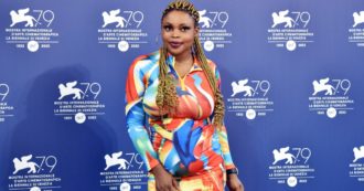 Copertina di Venezia 79, sul red carpet sfila Glory Kevin: da prostituta ricattata e sfruttata ad attrice di cinema, ecco la sua storia