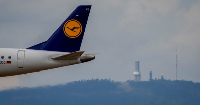 Lufthansa, sciopero dei piloti: cancellati oltre 800 voli, disagi per 130mila passeggeri