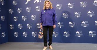 Copertina di Venezia 2022, Catherine Deneuve: “Io sexy? Ma quando mai”