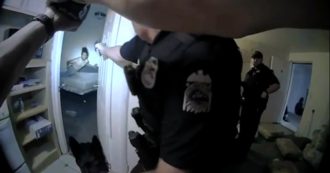 Copertina di Usa, agente uccide afroamericano disarmato nel suo letto. Video choc in Ohio registrato dalla body-cam del poliziotto