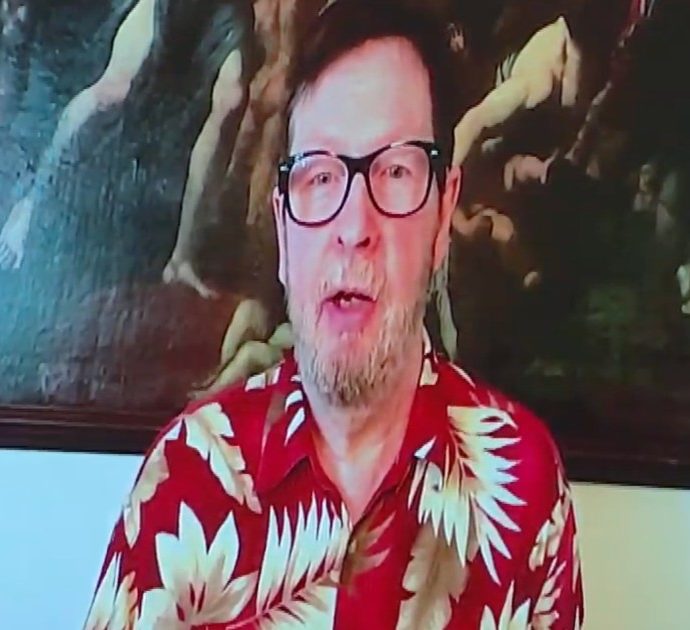 Venezia 2022, Lars von Trier si collega da casa (in camicia hawaiana): “Il Parkinson? Sto bene, un po’ più stupido del solito”