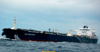 Copertina di Così Big oil aggira le sanzioni: il petrolio russo scambiato in alto mare