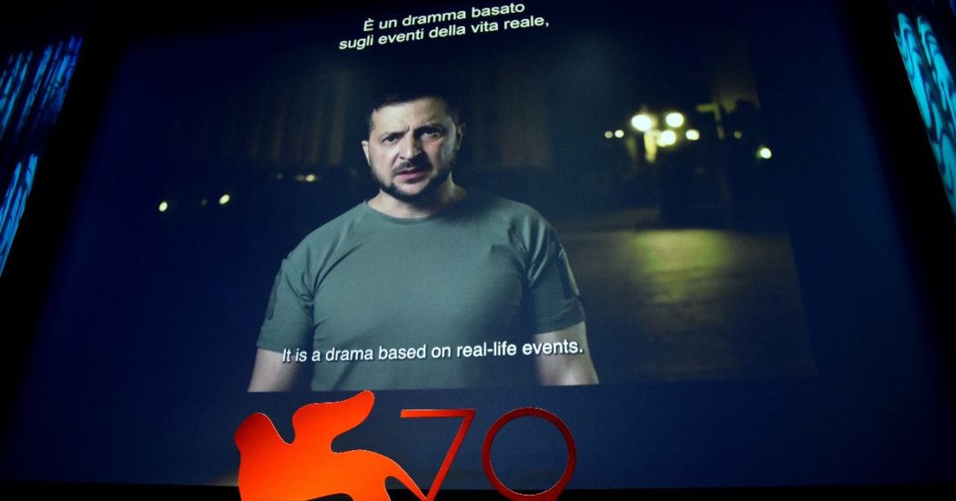 Venezia 2022, Zelensky apre la Mostra del Cinema: “Non dimenticate ciò che sta accadendo”. E scorrono i nomi di 358 bambini uccisi