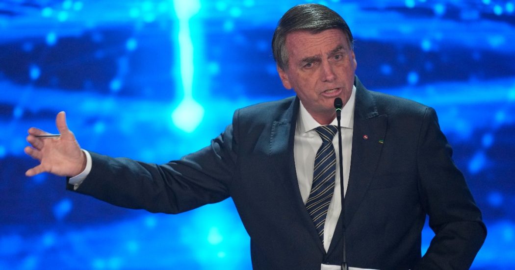 Brasile, la battuta sessista di Bolsonaro sul calo dei femminicidi: “Bene, ma per le donne le buone notizie sono solo baci e regali”