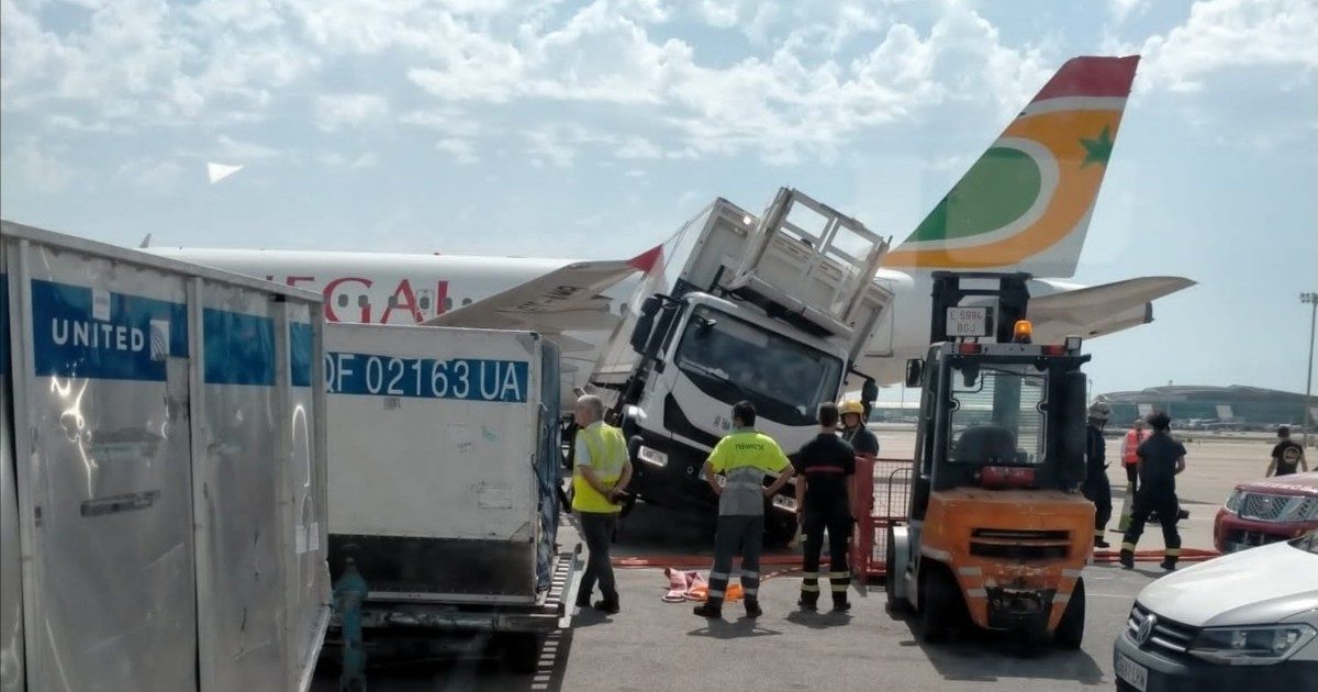 Aereo si scontra con un camion in pista durante il decollo: l’incidente all’aeroporto di Barcellona