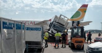 Copertina di Aereo si scontra con un camion in pista durante il decollo: l’incidente all’aeroporto di Barcellona