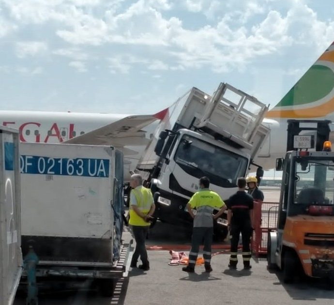 Aereo si scontra con un camion in pista durante il decollo: l’incidente all’aeroporto di Barcellona