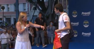 Elezioni, attivista Lgbtq+ sale sul palco di Giorgia Meloni a Cagliari e interrompe il comizio: il botta e risposta con la leader di FdI