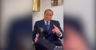 Copertina di Berlusconi su TikTok: “Le barzellette puliscono il cervello, i giovani ne dovrebbero sapere almeno 10” e ne racconta una