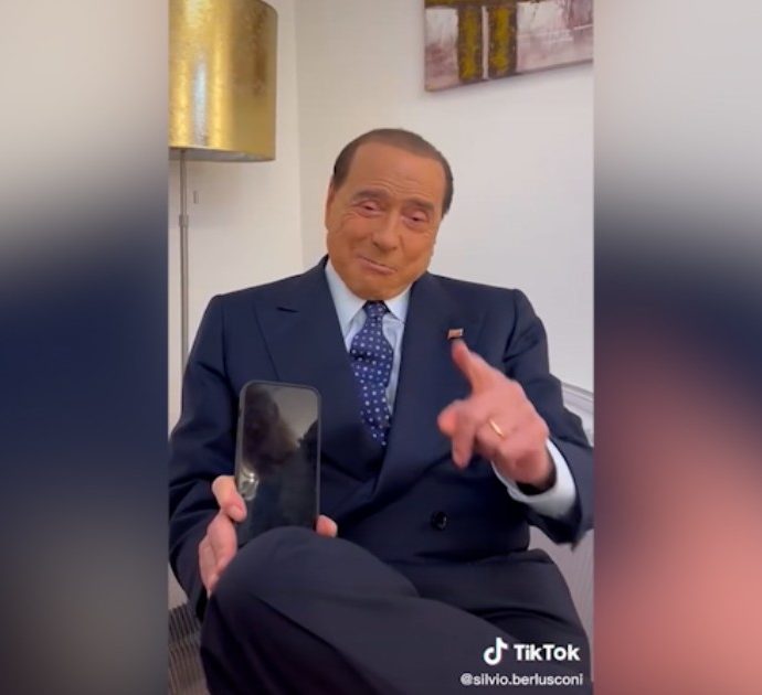 Berlusconi su TikTok: “Le barzellette puliscono il cervello, i giovani ne dovrebbero sapere almeno 10” e ne racconta una