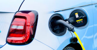 Copertina di Caro energia e costi delle vetture inaccessibili, ad agosto crollano le immatricolazioni di auto elettriche