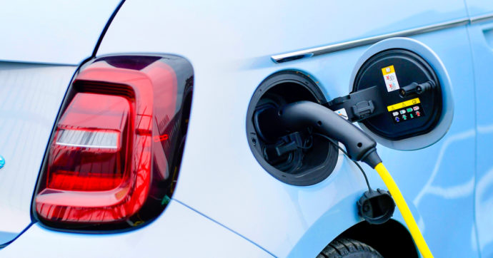 Caro energia e costi delle vetture inaccessibili, ad agosto crollano le immatricolazioni di auto elettriche