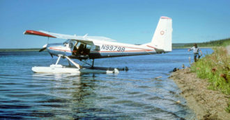 Copertina di Sparge le ceneri del padre in volo, ma l’aereo precipita e muore pure lui