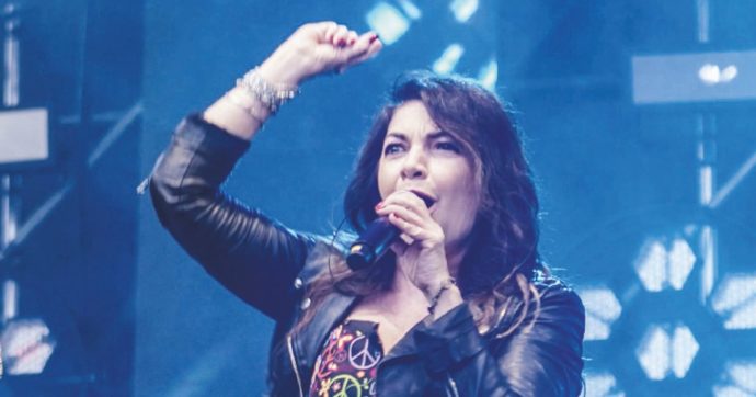 Balla nudo e molesta al concerto di D’Avena