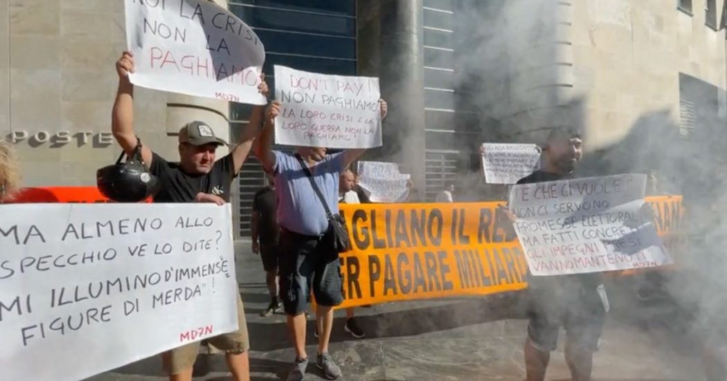 Napoli, protesta contro il caro energia: disoccupati bruciano bollette in piazza davanti agli uffici della posta centrale (video)