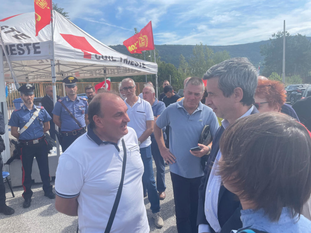 Il ministro del Lavoro Andrea Orlando, raggiunge il presidio dei lavoratori davanti allo stabilimento di Bagnoli (Trieste), 3 settembre 2022. ANSA/ALICE FUMIS
