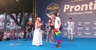 Copertina di Contestatore di Giorgia Meloni sul palco con la bandiera Lgbt: il botta e risposta con la leader di FdI continua anche sui social