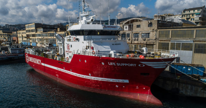 “Life support”, Emergency presenta la sua nave per il soccorso dei migranti nel Mediterraneo: “Sulle murate dipinte le parole di Gino Strada”