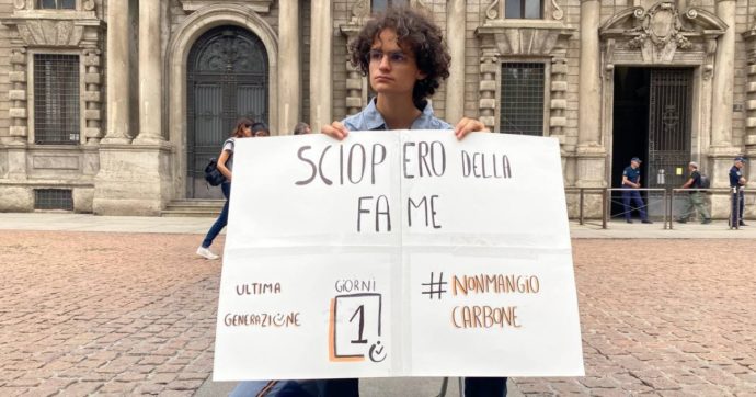 Crisi climatica, attivista di Ultima Generazione in sciopero della fame davanti alla Scala: “Letta, Meloni e Salvini se ne occupino”
