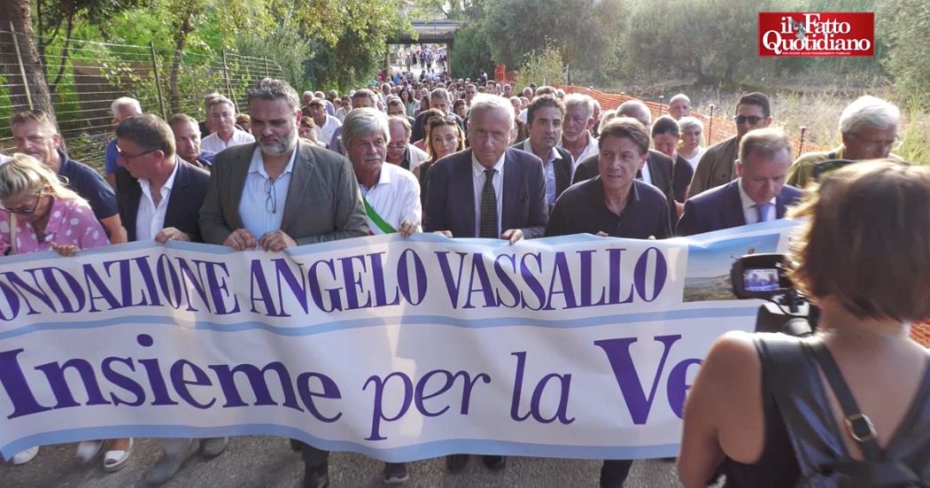 Omicidio Vassallo, ad Acciaroli la marcia in memoria del ‘sindaco pescatore’. Conte: “Tutti i politici dovrebbero essere qui al vostro fianco”