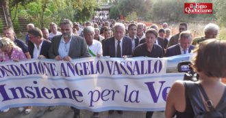 Copertina di Omicidio Vassallo, ad Acciaroli la marcia in memoria del ‘sindaco pescatore’. Conte: “Tutti i politici dovrebbero essere qui al vostro fianco”