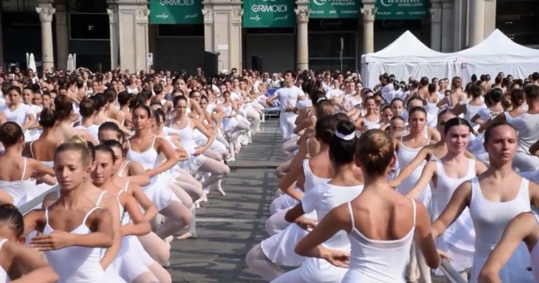 Milano, piazza Duomo invasa da ballerini e ballerine per la lezione collettiva di Roberto Bolle