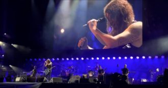 Copertina di Foo Fighters, le lacrime di Dave Grohl al concerto tributo per Taylor Hawkins: il cantante si commuove cantando ‘Times like this’