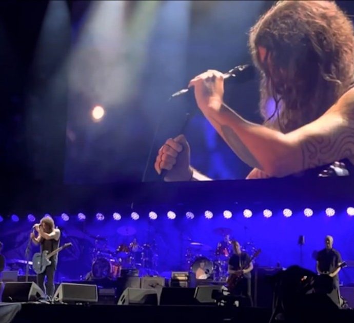 Foo Fighters, le lacrime di Dave Grohl al concerto tributo per Taylor Hawkins: il cantante si commuove cantando ‘Times like this’