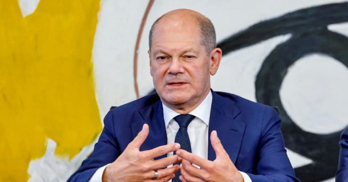 Scholz vara aiuti e punta agli extra-profitti