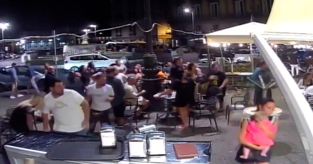 Napoli, spari da un scooter in corsa in pieno centro città: clienti in fuga dai tavolini di un bar