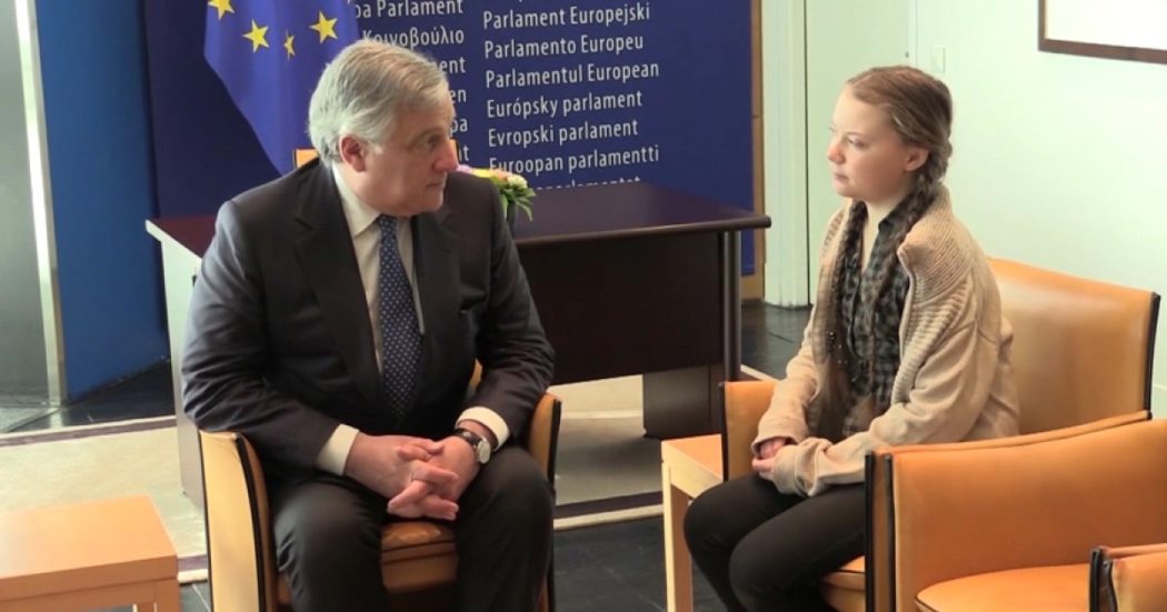Tajani: “Non credo alla papessa Thunberg”. Nel 2019 (da presidente del Parlamento Ue) diceva: “È una brava ragazza, va aiutata a combattere”